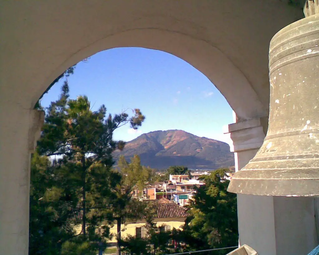 Vista Del Volcan Jumay desde El Campanario de la Iglesia Nuestra Señora Del Carmen
