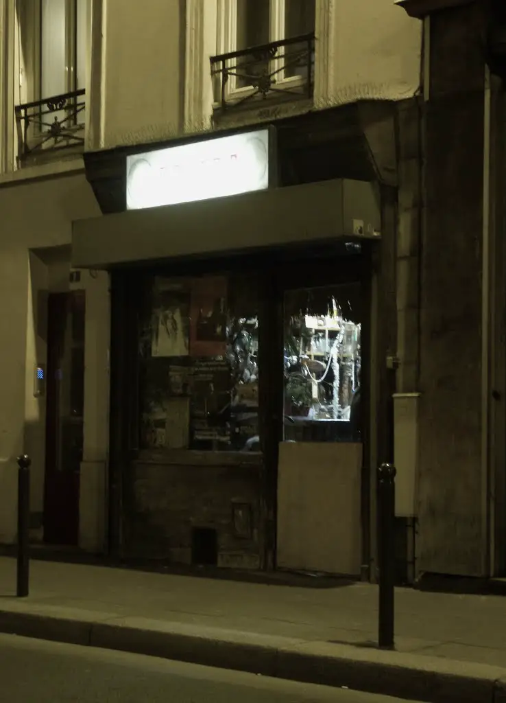 Le plus petit bar de Paris..."le p'tit bar"..