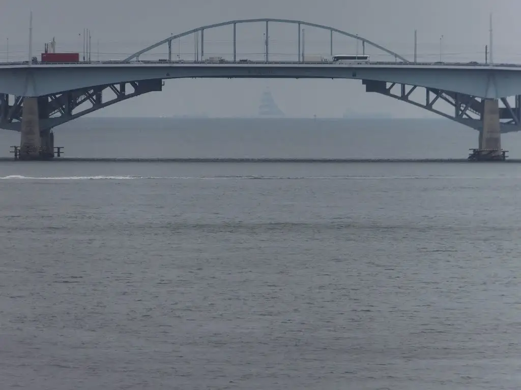清砂大橋より遠望する東京湾 下は荒川 放水路 横切る橋は首都高速湾岸線荒川湾岸橋など 東京湾アクアラインの 風の塔 が見える Mapio Net