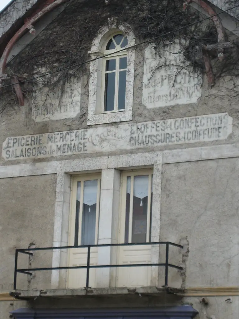 Vandenesse-en-Auxois, façade d'ancienne boutique de village