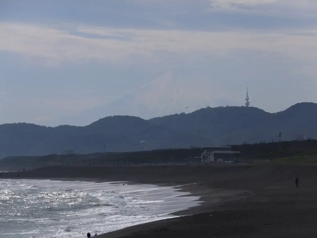 大磯丘陵の背後に薄く見える富士山 平塚第２漁港付近より 神奈川県平塚市 Mapio Net