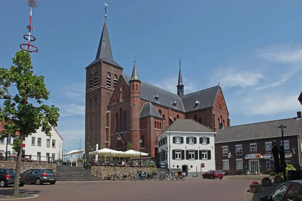 NL: Neer (L) St. Martinuskerk en voormalig Gemeentehuis