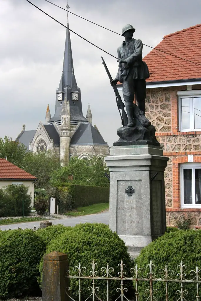 *Cernay-en-Dormois: monument aux morts 1914-1918 et l'église