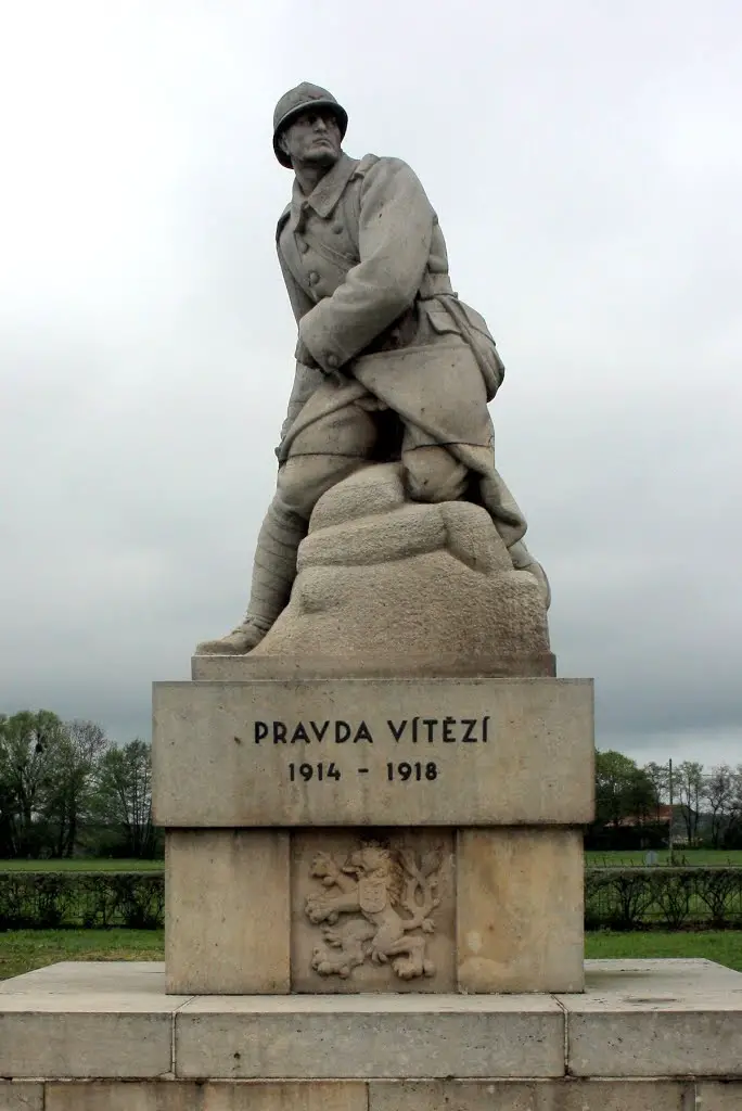 *Chestres: monument aux Tchécoslovaques (détail)