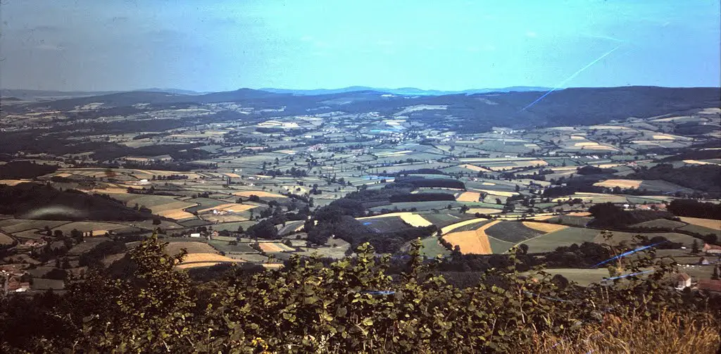 Suin (71) Juillet 1975. Panorama depuis la Butte de Suin. (Diapositive numérisée).