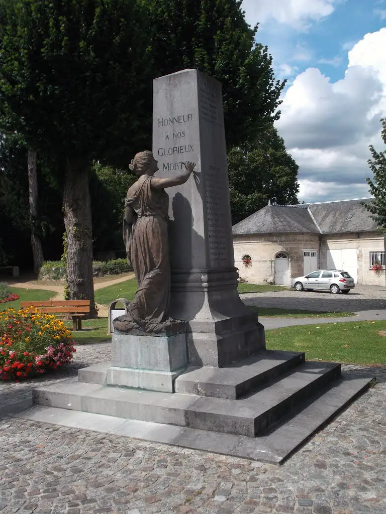 02-Vic sur Aisne monument aux morts