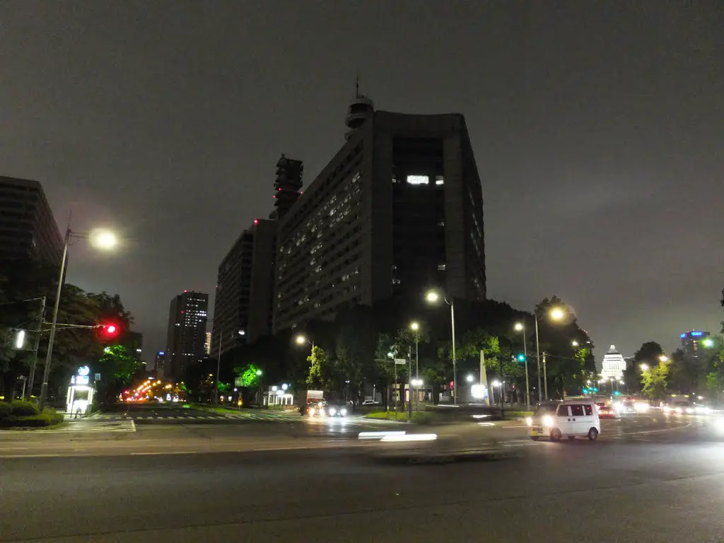 桜田門交差点と警視庁庁舎 右奥に国会議事堂 Mapio Net