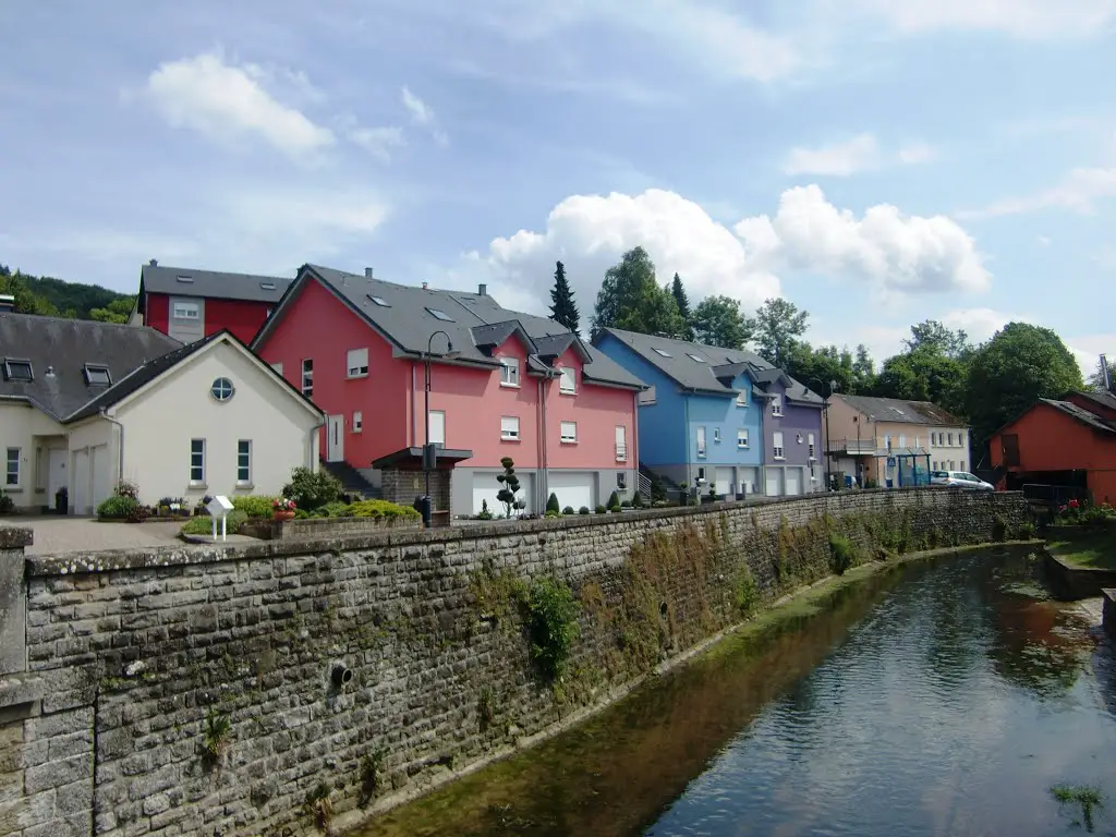 De kleurige gevels van Ermsdorf langs de Ernz Blanche (Trudi)