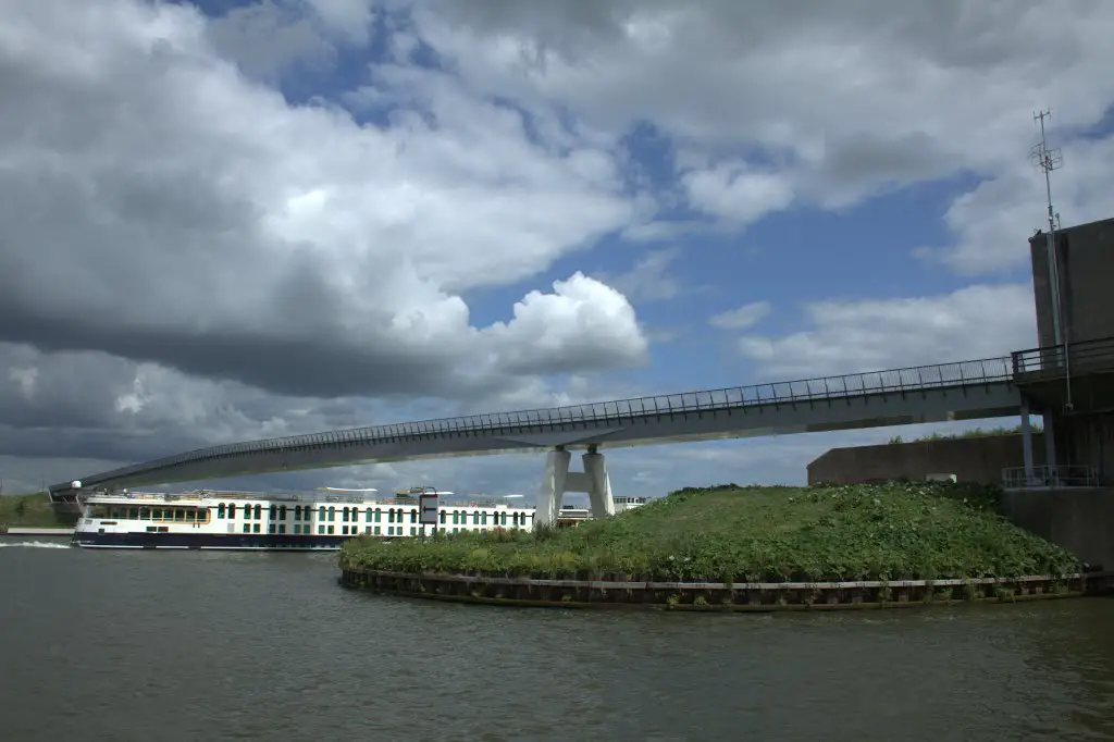De Nieuwe Heemsteedsebrug van de PLofsluis over het Amsterdam-Rijnkanaal naar richting Houten.