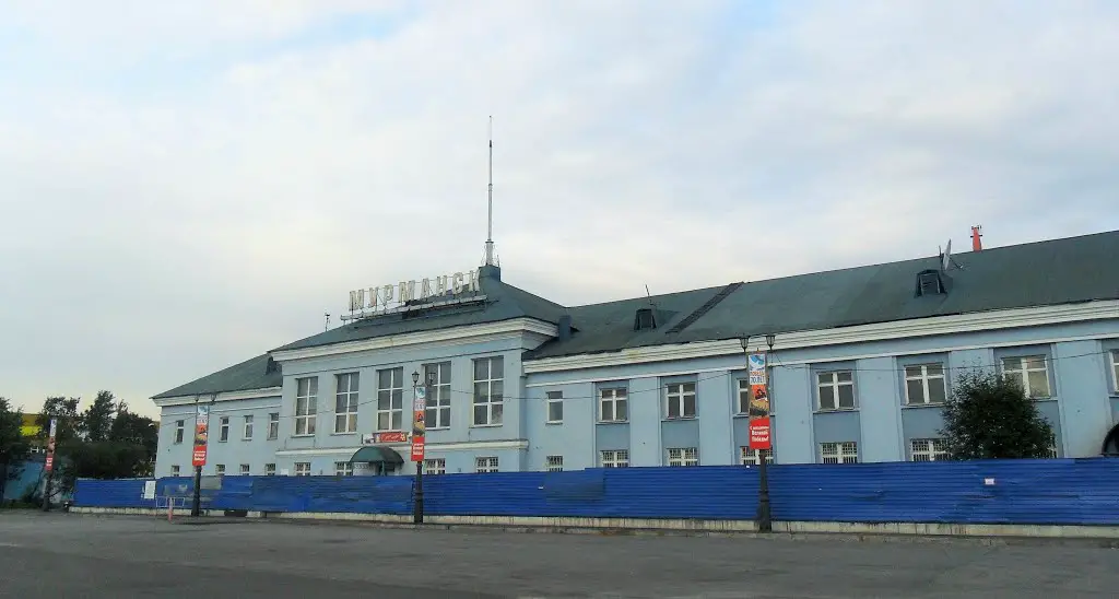 Вокзал мурманск телефон. Морской вокзал Мурманск. Мурманские ворота. Мурманск в 1942 вокзал. Вокзал Мурманск 2023 фото.