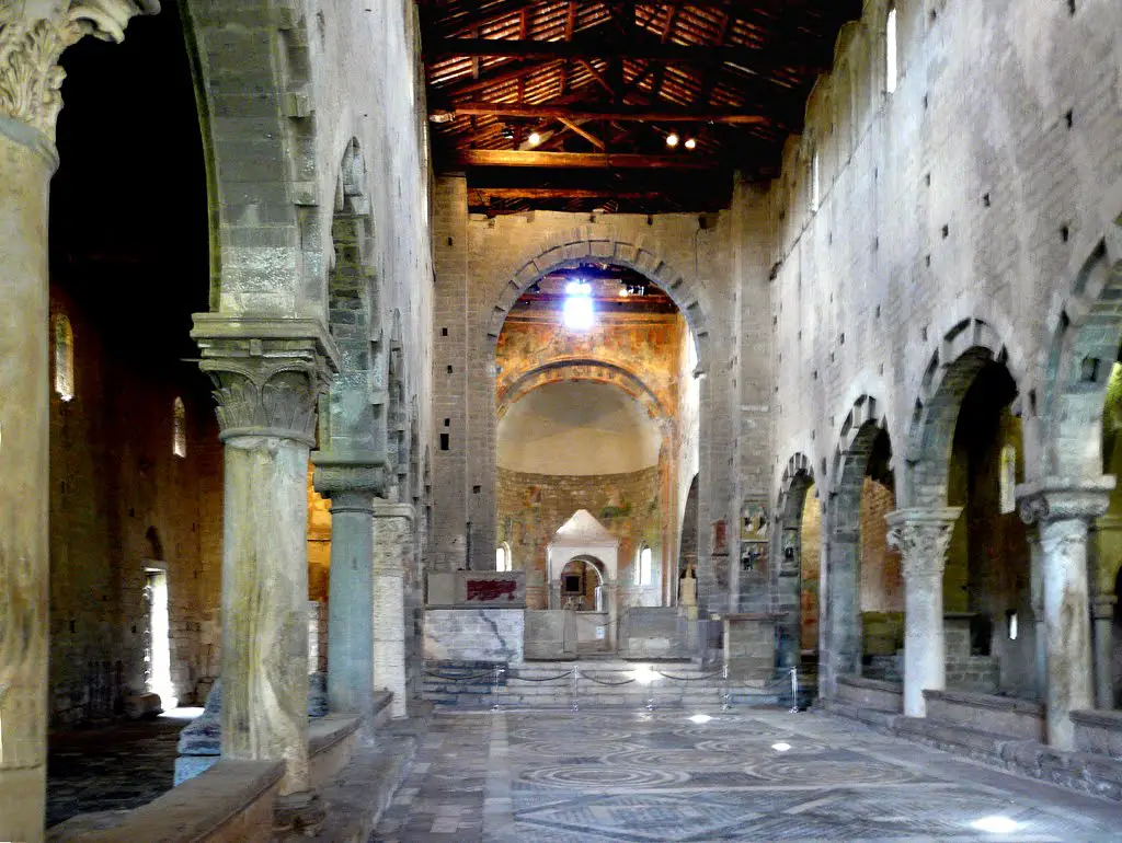 Tuscania Basilica Di San Pietro La Navata Centrale Mapio Net