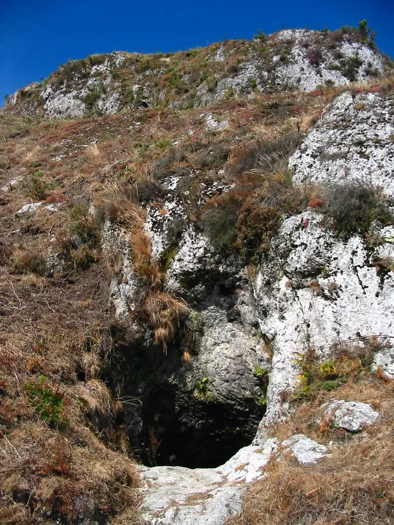 Pico Sacro, una de las cuevas | Mapio.net