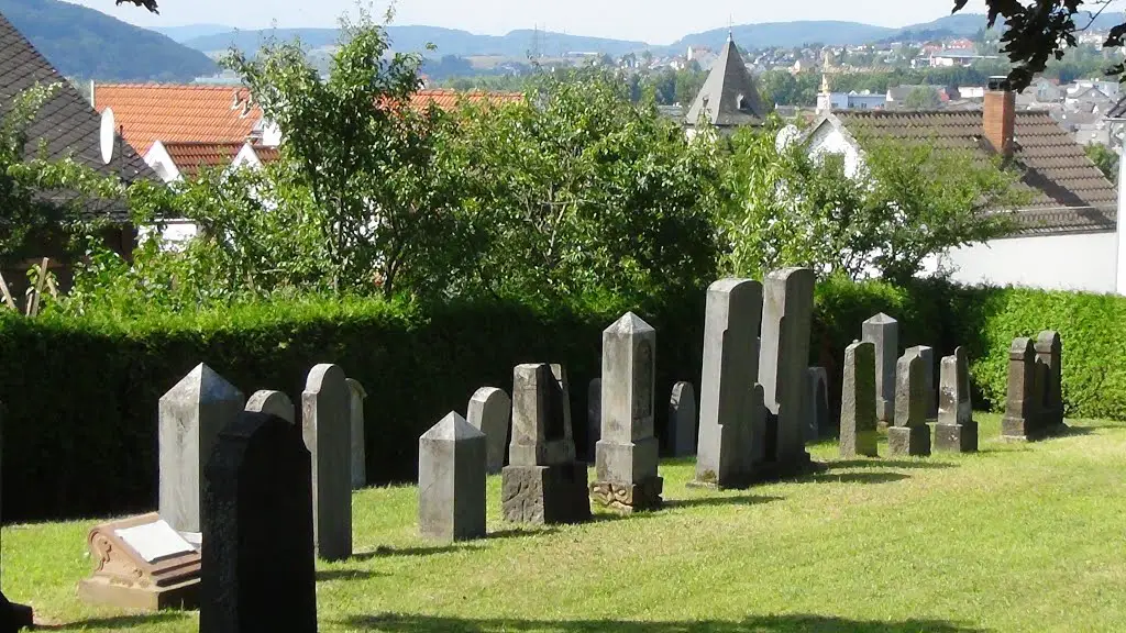 Wetzlar-Hermannstein - Jüdische Gräber auf dem Friedhof von Hermannstein - Foto: Siegfried Träger (2015-08-22)