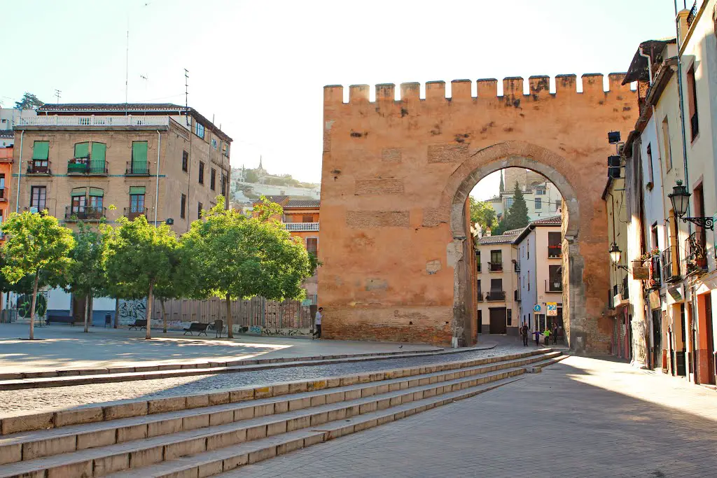 Puerta o arco de Elvira, en la Plaza del Triunfo | Mapio.net
