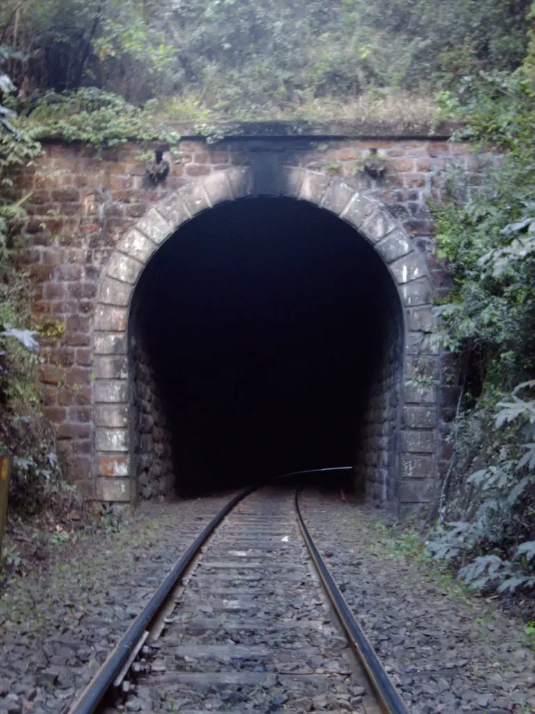 5º Túnel da linha ferroviária na localidade de Rio Natal em São Bento do Sul.  Possui 55 metros em sua extensão. 