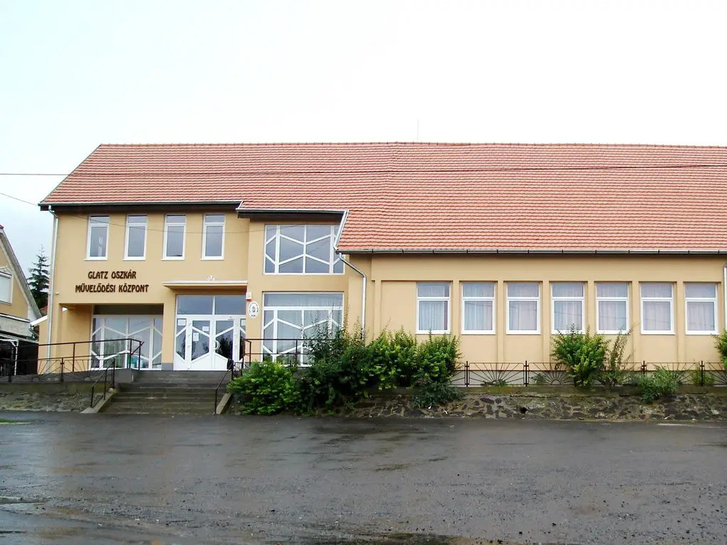 Community centre and Oszkár Glatz's gallery