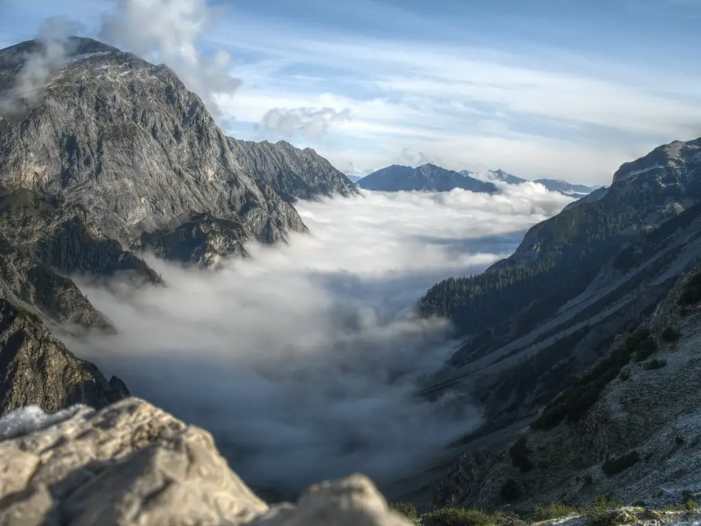 Blick auf die Seebergspitze mit Nebel im Falzthurntal