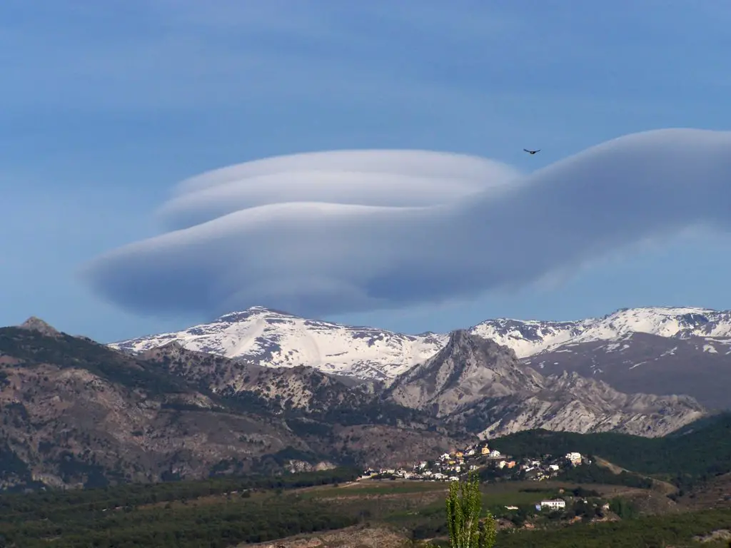 Vista del pico Veleta y una nube lenticular