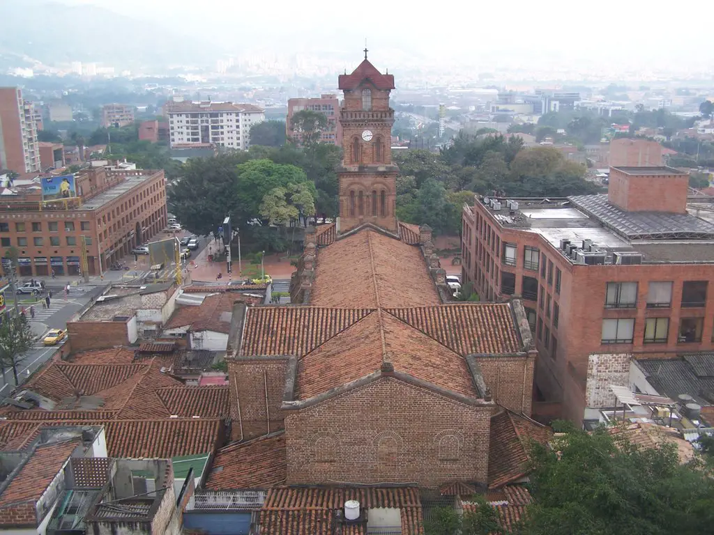 Vista sobre Parroquia San José del Poblado desde Aparta Suite Torre Poblado  