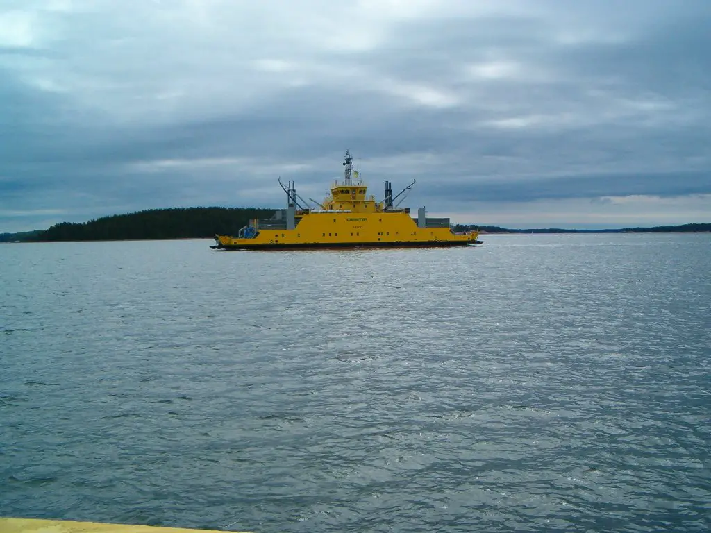 Yellow ferry "Lossi" Parainen - Nauvo June 2007
