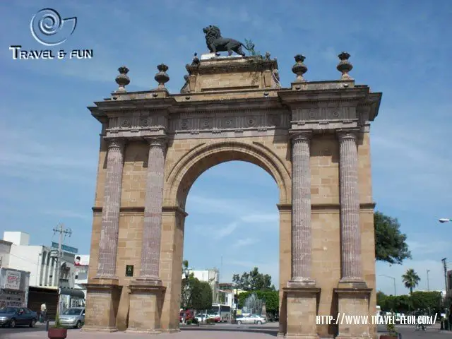 Arco de la Calzada de los Héroes 