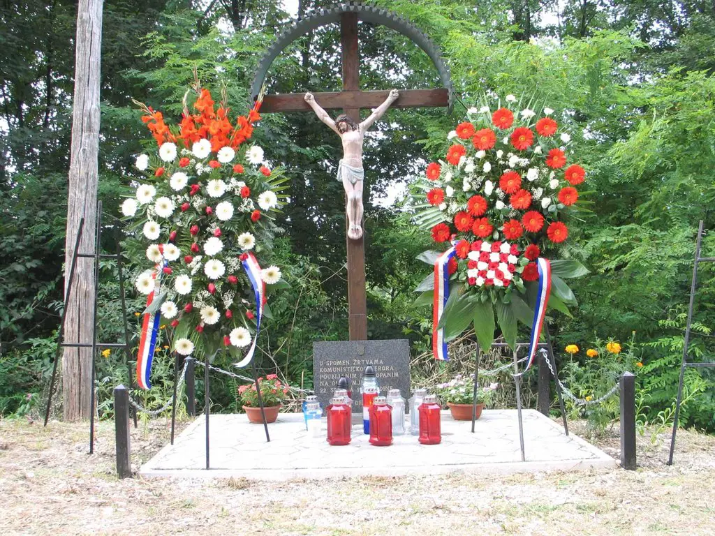 Veliki Lovrečan (slika 2006.g.): spomen križ Križara poslije posvečenja