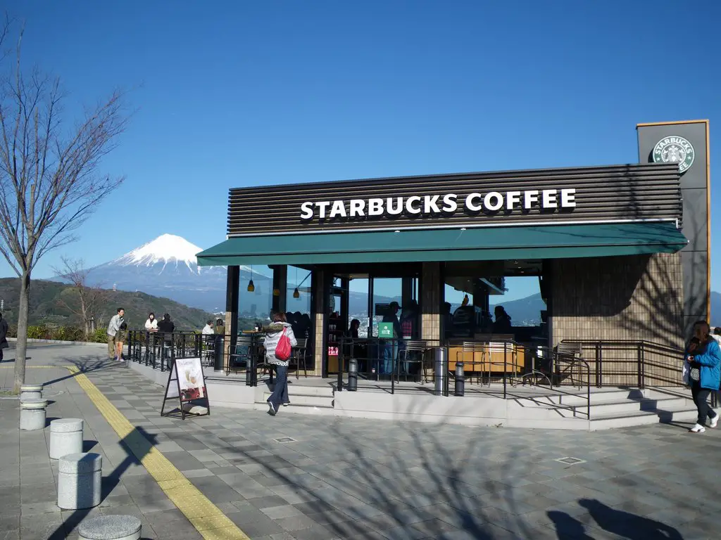 Mt Fuji And Starbucks Coffee Fujikawa S A Tomei Expressway 東名高速道路富士川saからの富士山 とスターバックス Mapio Net