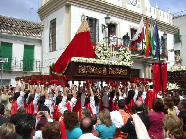 Montalbán de Córdoba Domingo de Resurrecion Tradicional baile en la puerta del ayuntamiento