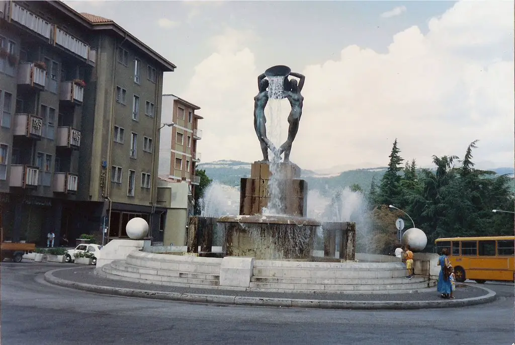 6-8-1996 Fontana Luminosa, Piazza Battaglione Alpini. L'Aquila