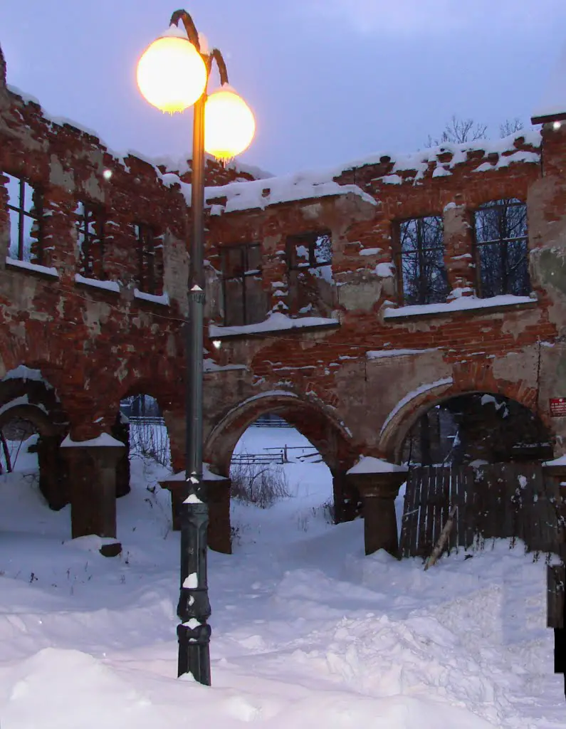 Chełmsko Śląskie - "zabytkowe" ruiny w Rynku.
