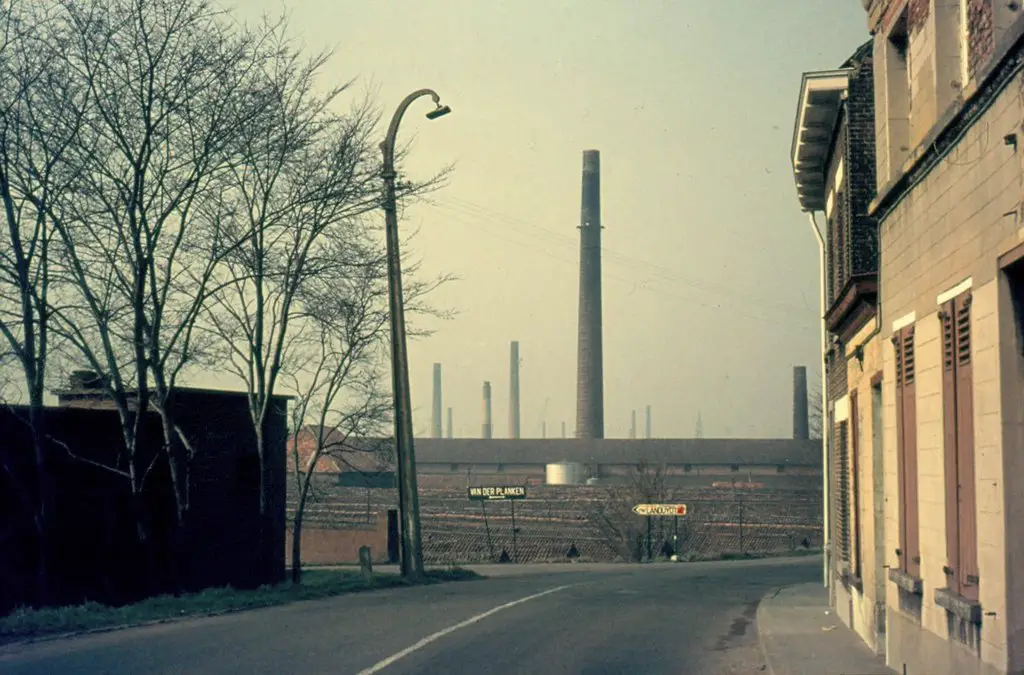 Boom 1970: Steenovens en Droogloodsen  -   From bricks industry (1970ies) to Tomorrowland Park site today.