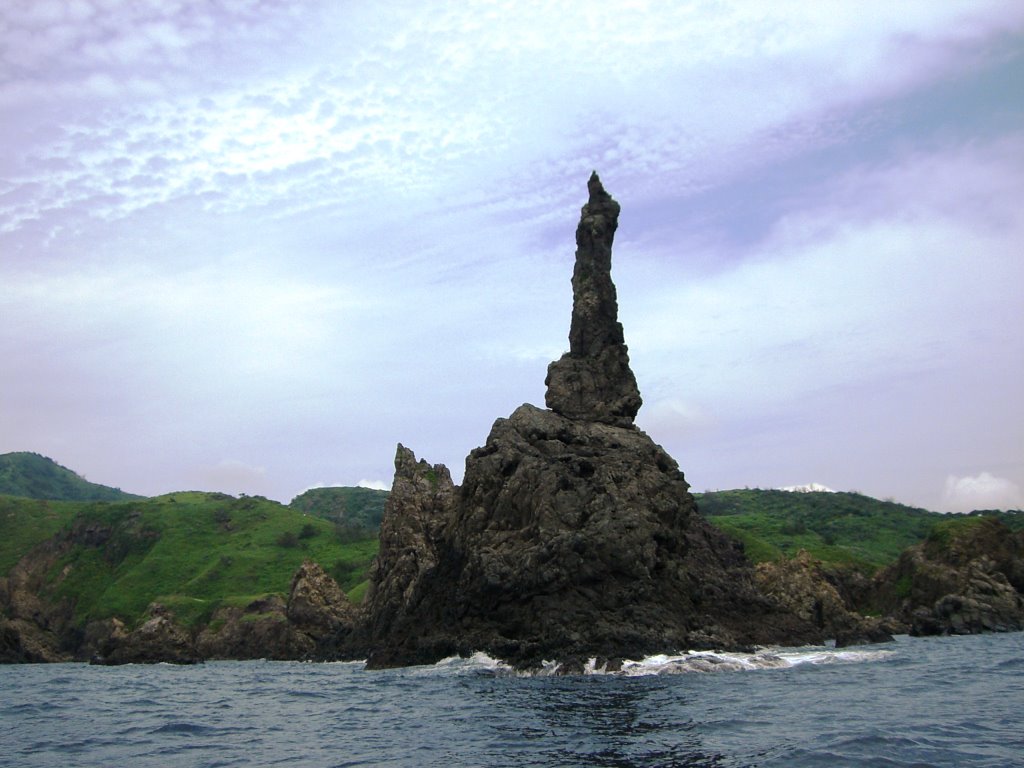 隠岐国賀海岸のローソク岩 観音岩 Mapio Net