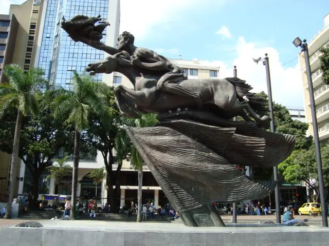 Estatua bolivar desnudo | Mapio.net