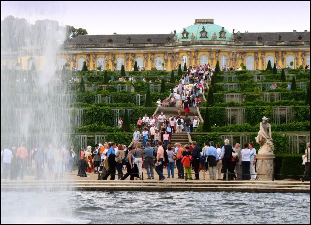 Schloss Sanssouci (1745–1747) mit den Weinbergterrassen - Seit 1990 Weltkulturerbe der UNESCO - Potsdam