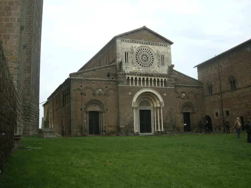 Tuscania Sagrato Della Basilica Di San Pietro Mapio Net