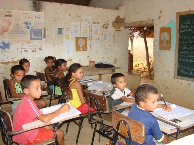Crianças em escola precária (comunidade da colher) | Mapio.net
