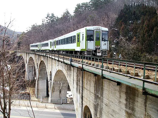 めがね橋（宮守川橋梁）上を通過するJR釜石線列車車両