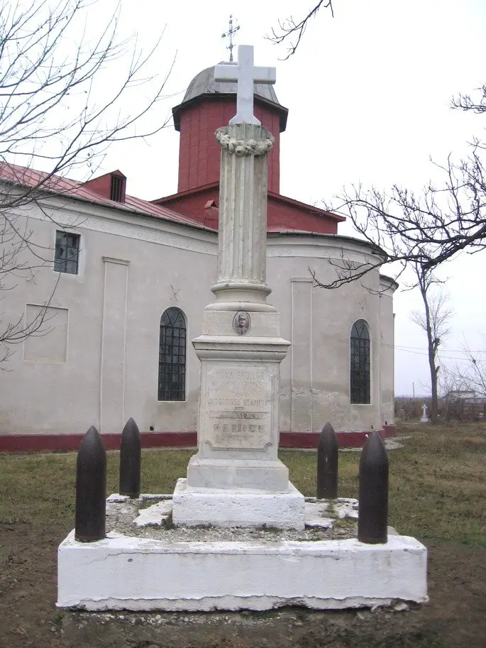 Monument in curtea bisericii - Boranesti