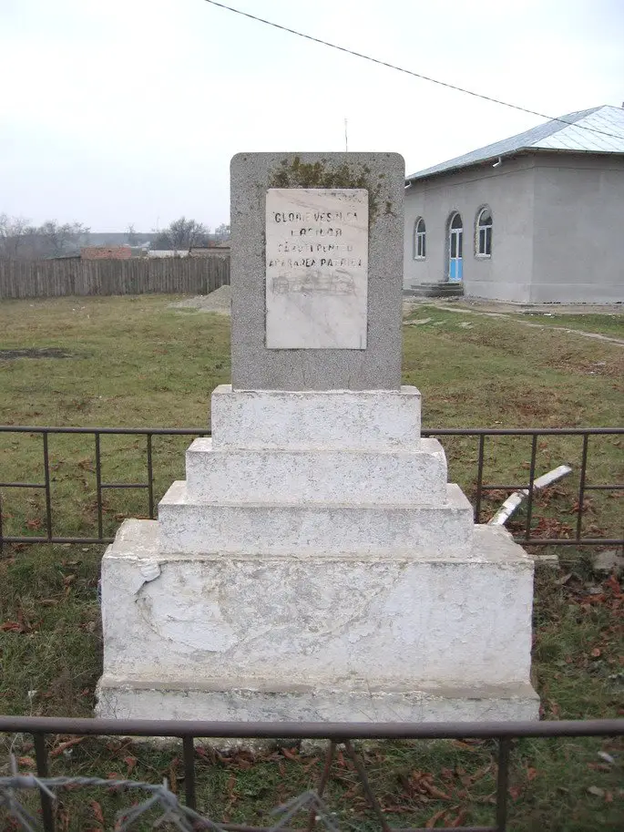 Monument in curtea gradinitei - Boranesti