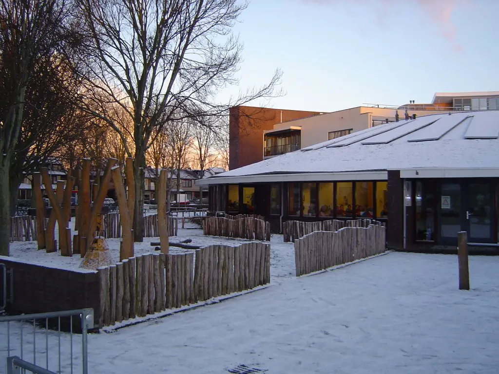 Schoolplein Sokkerwei in de winter