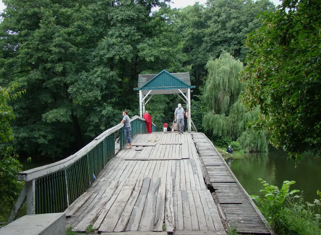 Обветшавший мост через озеро / Dilapidated bridge through the lake