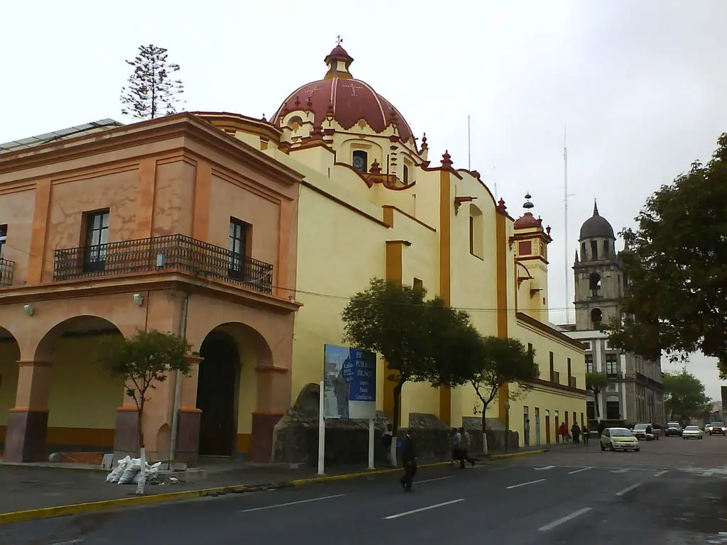 Portales de Toluca y el Templo de la Santa Veracruz 