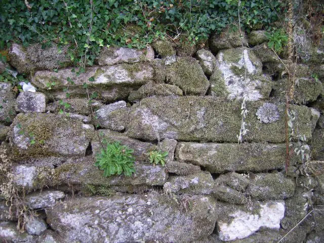 muro de Zaparín con pedras reutilizadas.