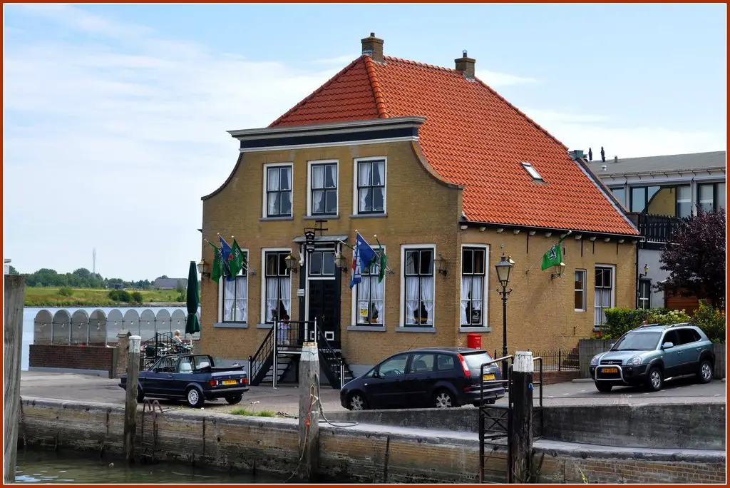 Puttershoek - Café 't Veerhuys at the old harbour