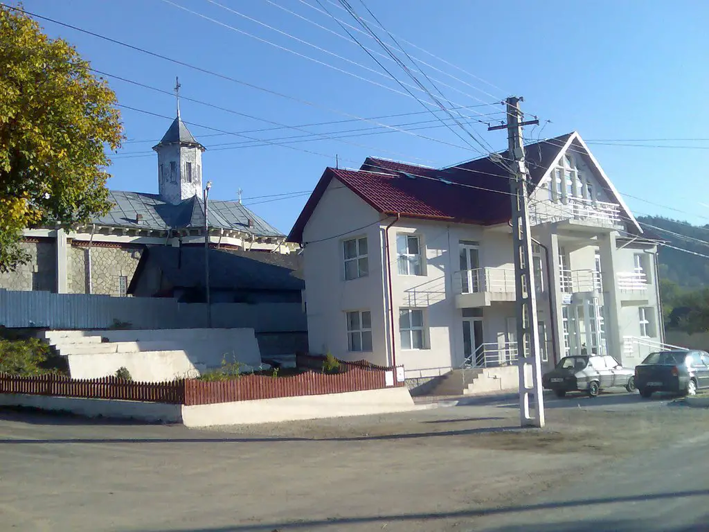 Două instituţii puternice ale comunităţii din Nistoreşti: Primăria şi Biserica