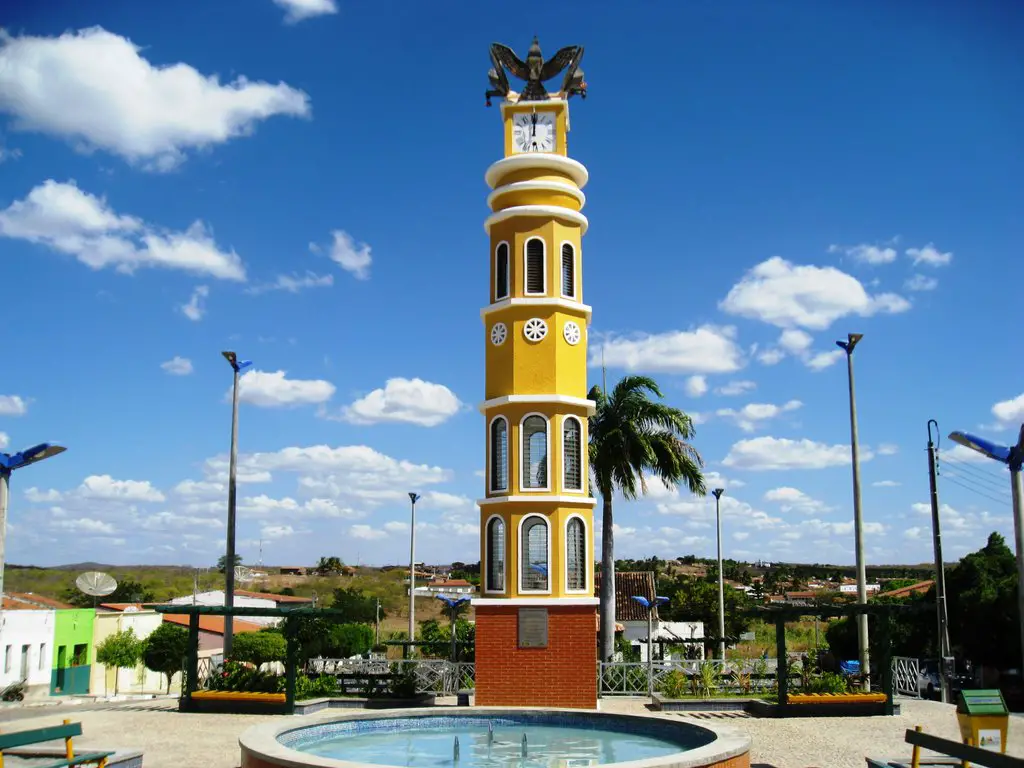 Obelisco na praça Simião Machado. Solonópole, Ceará.