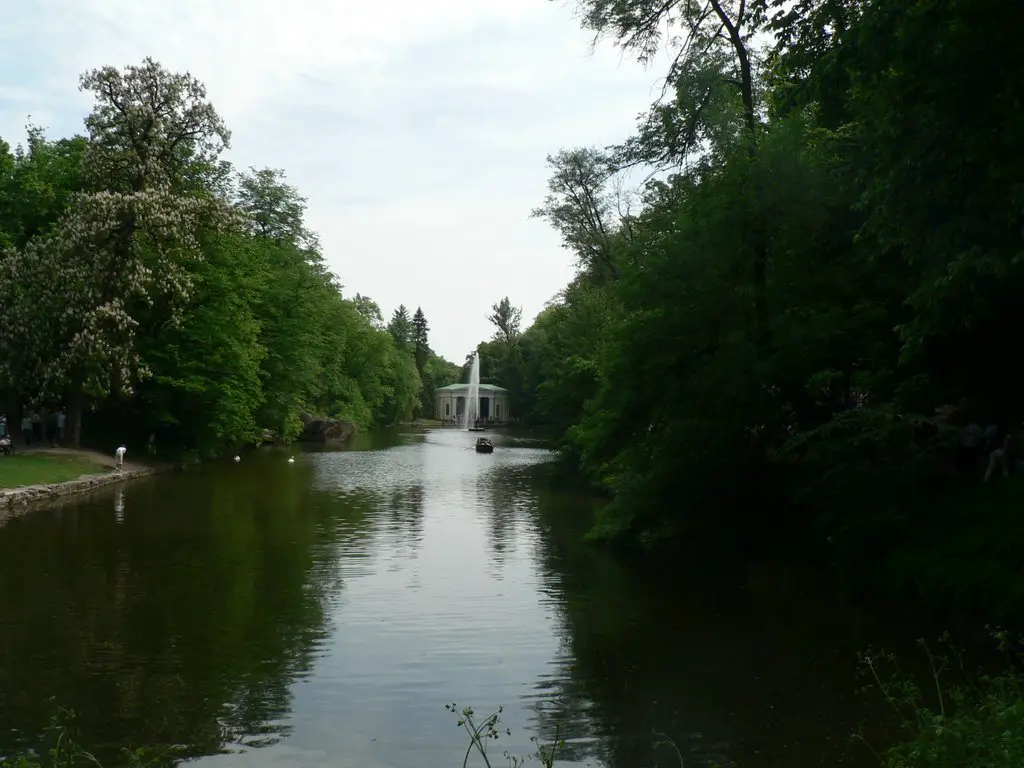 Pond with fountain in Sofiyevskiy park