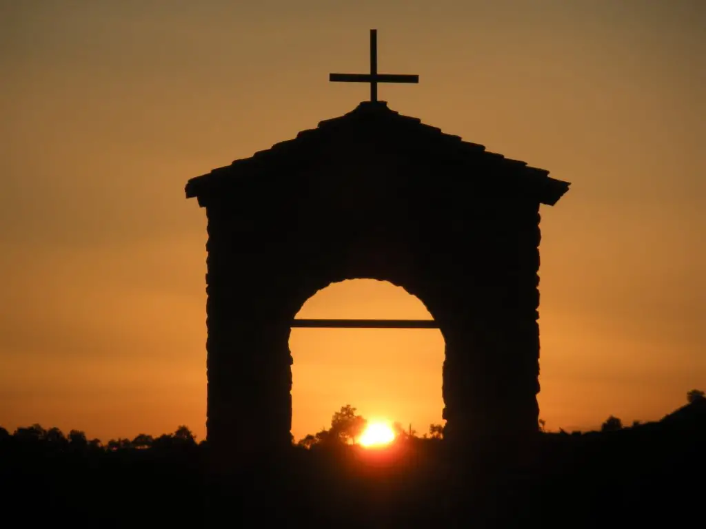 Αποτέλεσμα εικόνας για εκκλησια ηλιοβασιλεμα