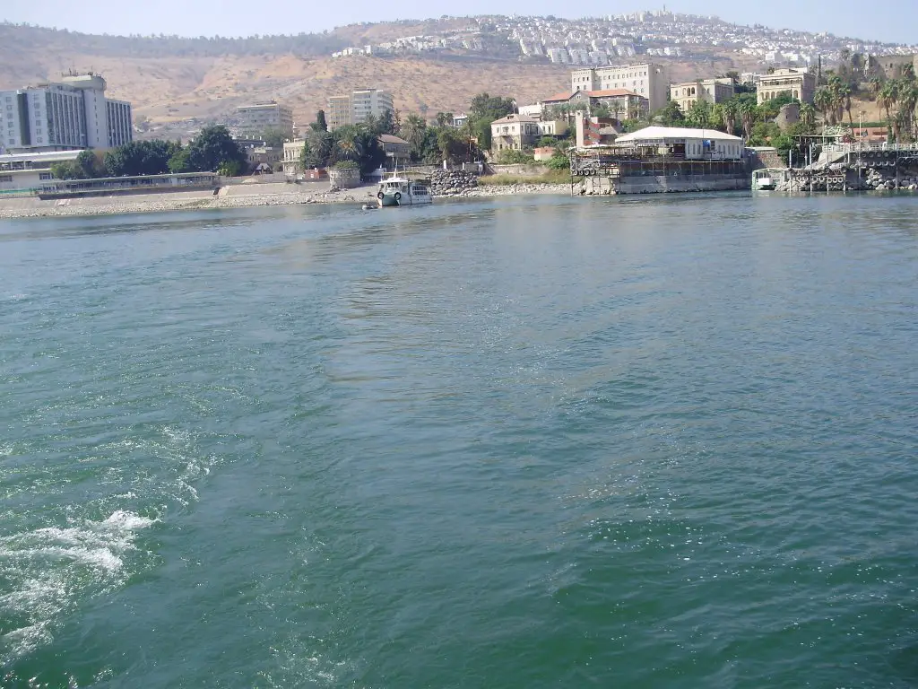 Mar da Galiléia. Ao fundo a cidade de Tiberíades, Israel.