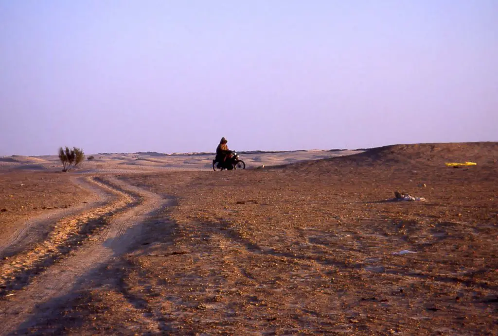 Douz motocycliste au désert